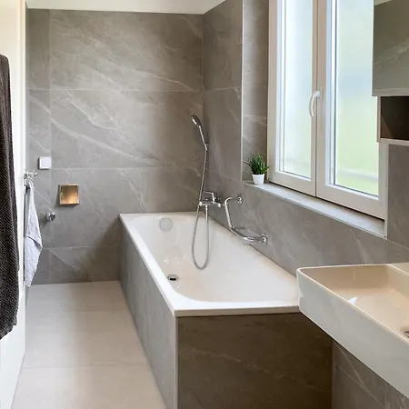 Charmante Altbauwohnung Mit Seeblick & Balkon