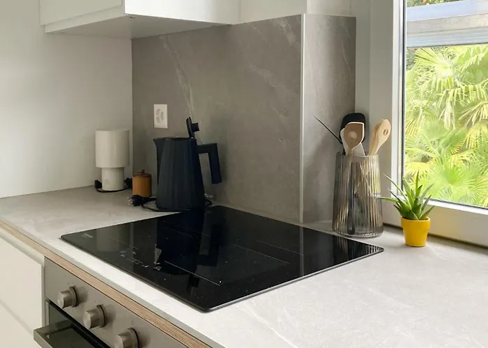 Charmante Altbauwohnung Mit Seeblick & Balkon *