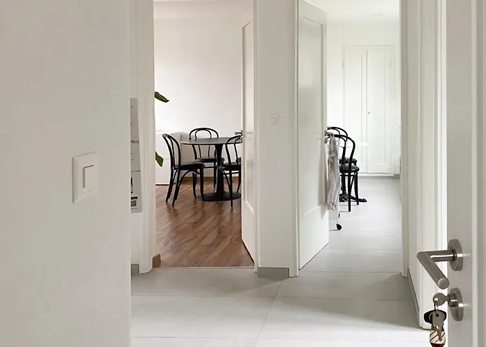 Charmante Altbauwohnung Mit Seeblick & Balkon * Muralto